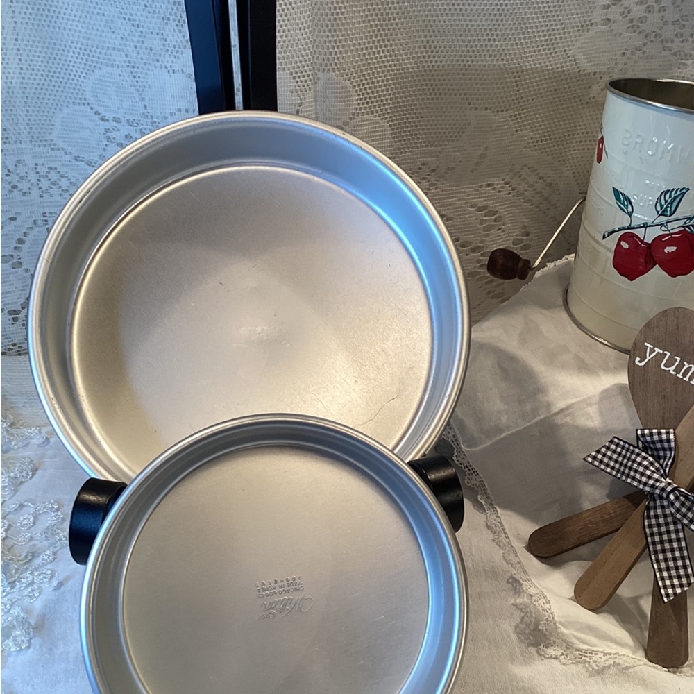Wilton Round Cake Pans Set Of 2-(1)-6x2”-506-2187-1971 - (1)-8x2”-2108-2193-1991